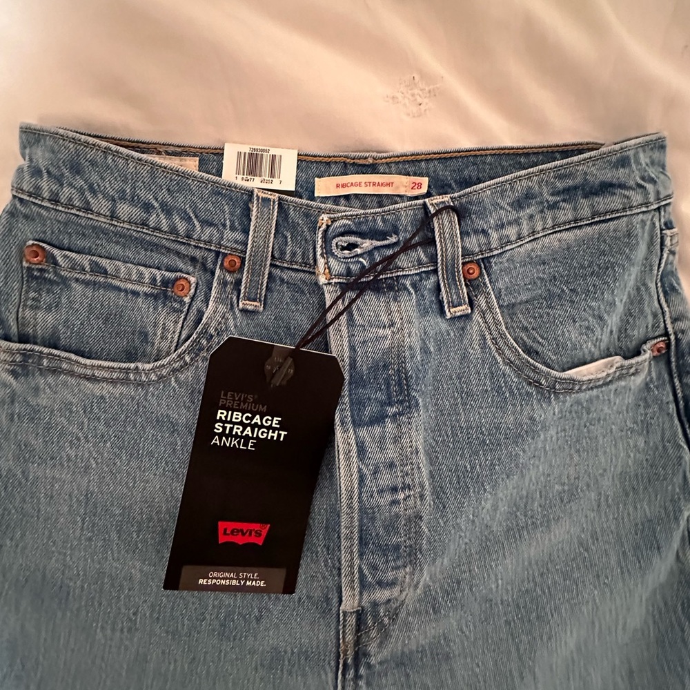 NWT LEVI’S rib cage straight ankle jeans